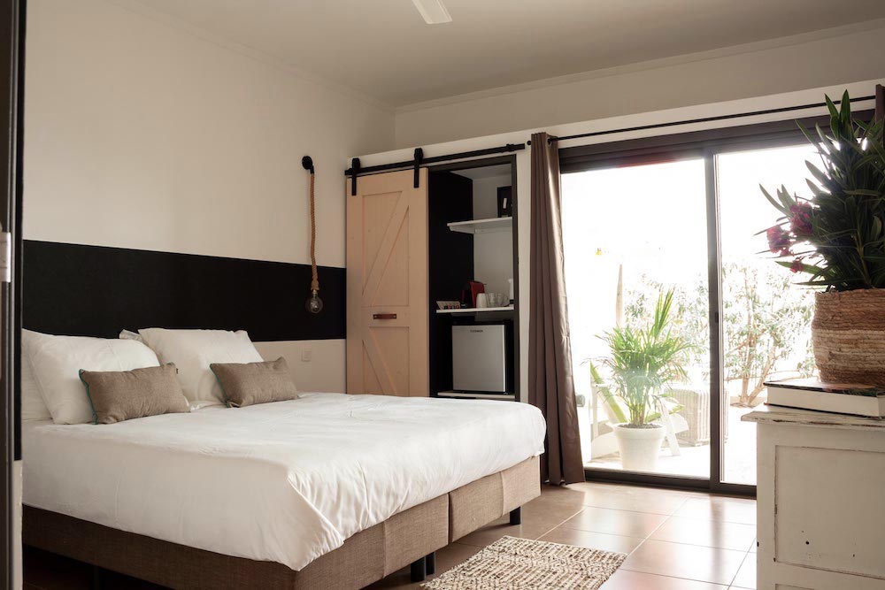 Verblijf in de ruime boutique style kamer met privé badkamer en eigen veranda met luxe loungebank