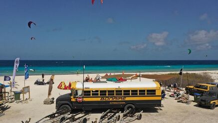 Kitesurfen doe je bij de Yellow Bus