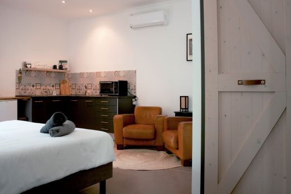 Verblijf in de ruime boutique style studio appartement met grote keuken, privé badkamer en ruime veranda